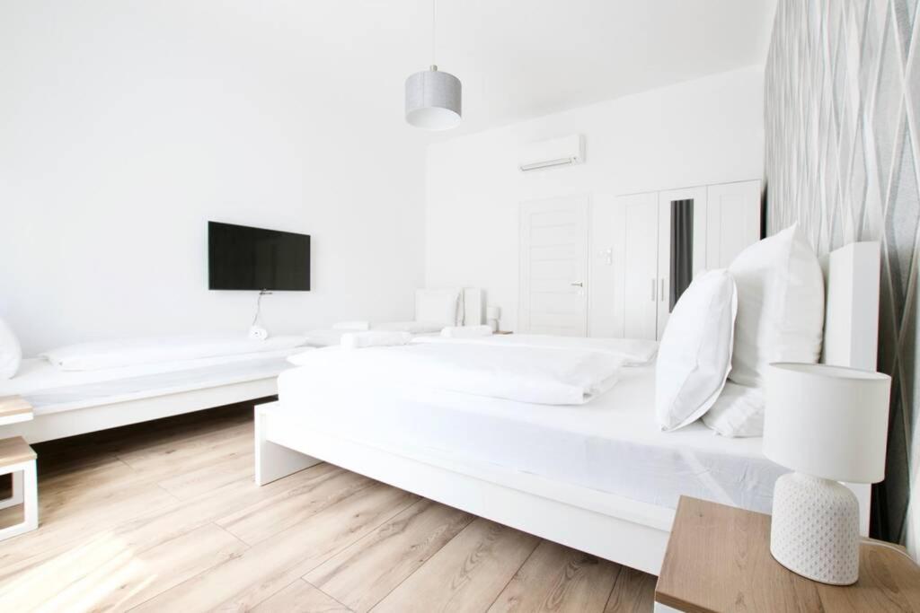 Premium Apartment By Hi5-Vaci Str. 3 Bedroom Budapeste Exterior foto